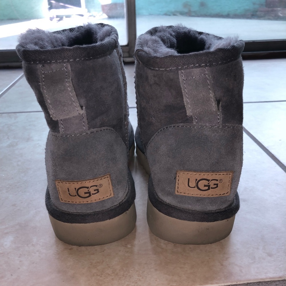 Women’s 6 Ugg classic mini II boots